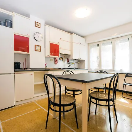 Joivy Bright 2-bedroom Flat With Terrace Near The アパート